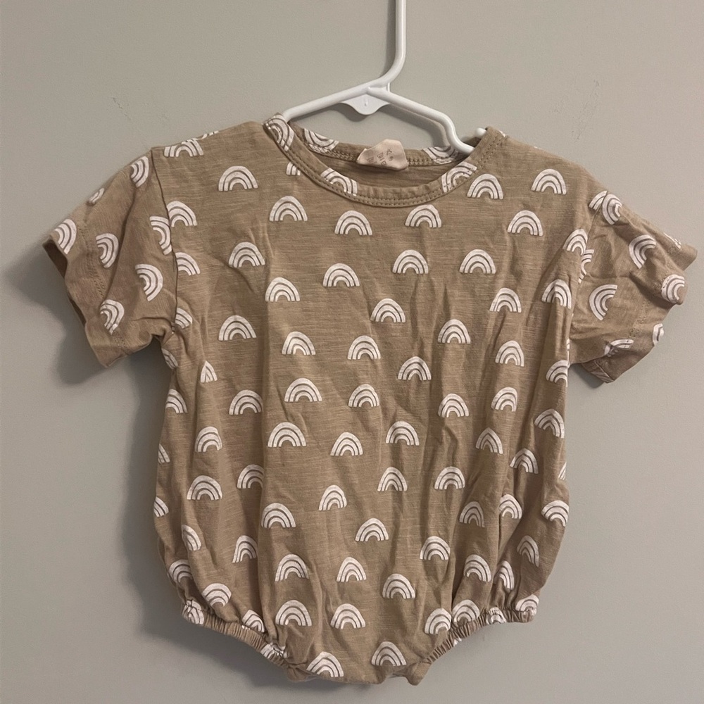 SIIX 3-6 month Neutral Tan Baby Short Sleeve Romper with White Rainbows